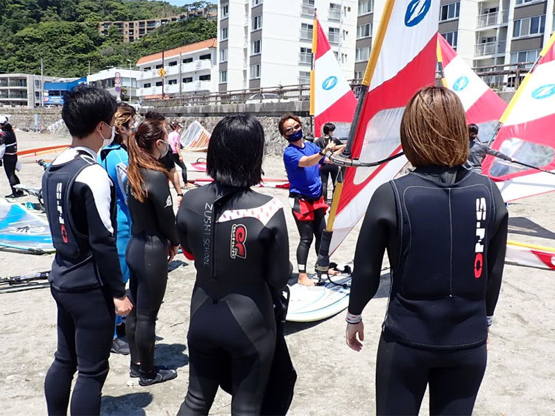 逗子ウインドサーフスクール　陸上レッスン風景