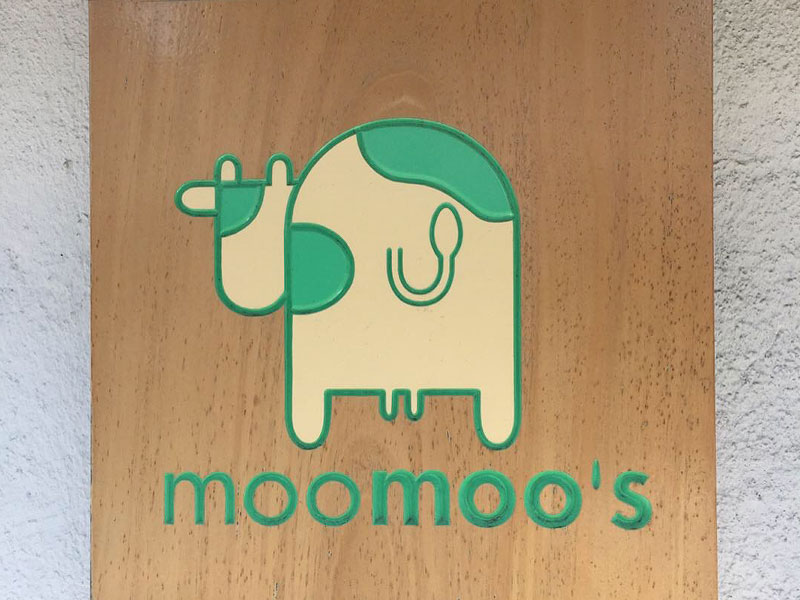 moomoo's/モーモーズ　入り口看板