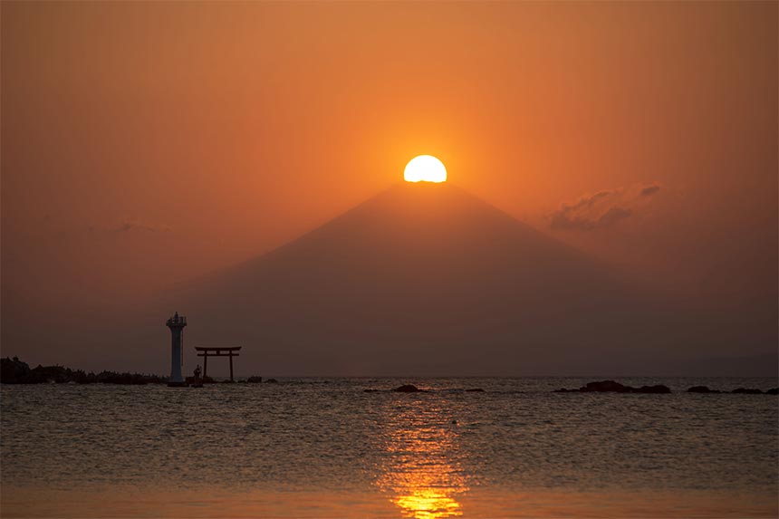 写真①：葉山・真名瀬からのダイヤモンド富士
