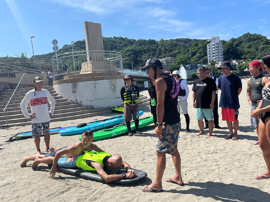 陸上でのレクチャー(サーフボードを使用した救助法等)