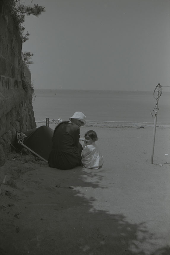 上田義彦《at Home ・ Morie and Karen ・ Hayama》1996年
ⒸYoshihiko Ueda