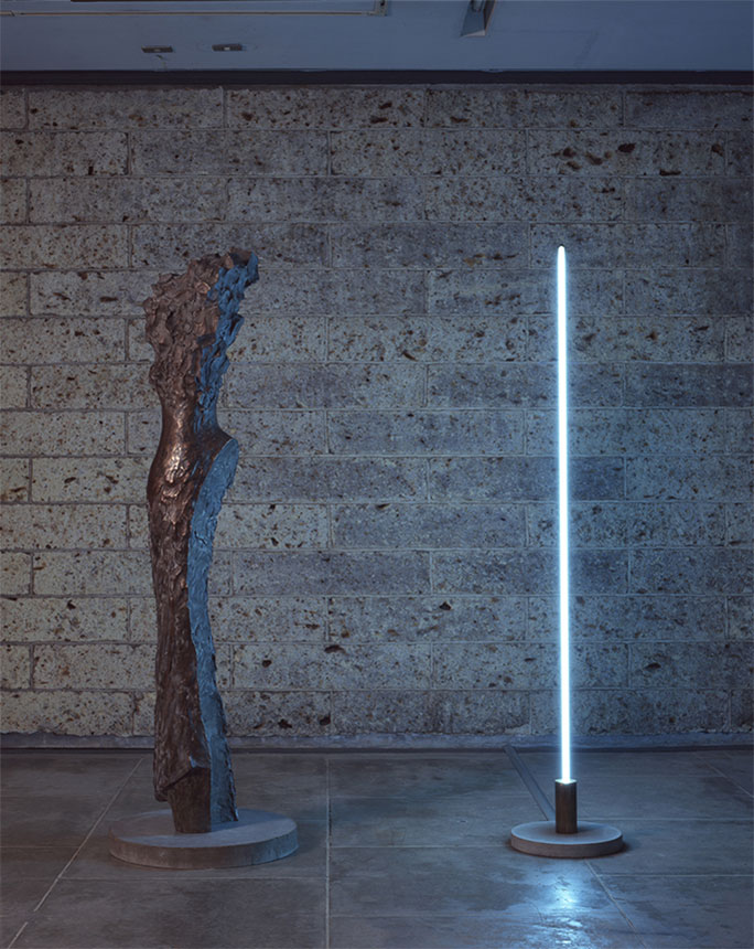 鷲見和紀郎《EVIDENCE》
2006年
ブロンズ、蛍光管、コンクリート、真鍮
神奈川県立近代美術館蔵
撮影：山本糾
