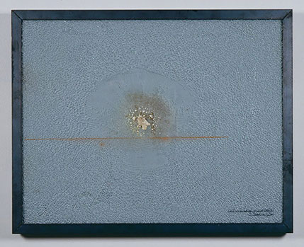 村岡三郎《空室―消失点》
2001年　朱、硫黄、ガラス、鉄
神奈川県立近代美術館蔵
河合コレクション
