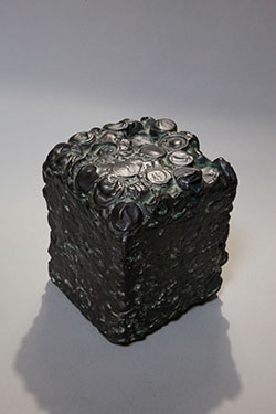 下川勝《遊歩行ノートより―みかも-Ⅰ》
2013年　ブロンズ
神奈川県立近代美術館蔵
