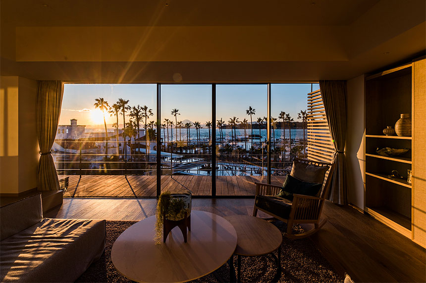 潮騒と夕景に包まれ、心身をスイッチオフにする時間
