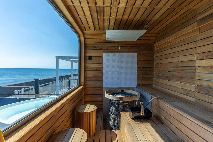 【オプション】海から数メートルでととのう絶景サウナ「OCEAN SAUNA」
