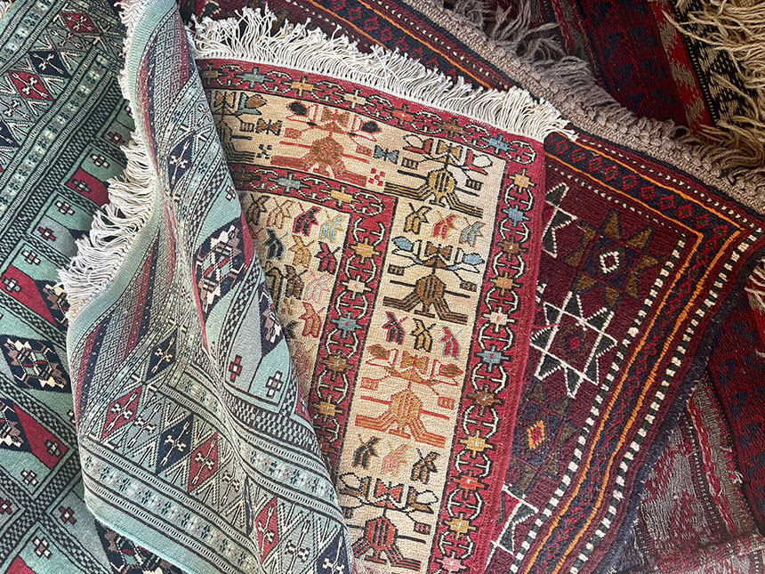 中央アジアの遊牧民の手によるラグ、キリムの多彩なコレクション