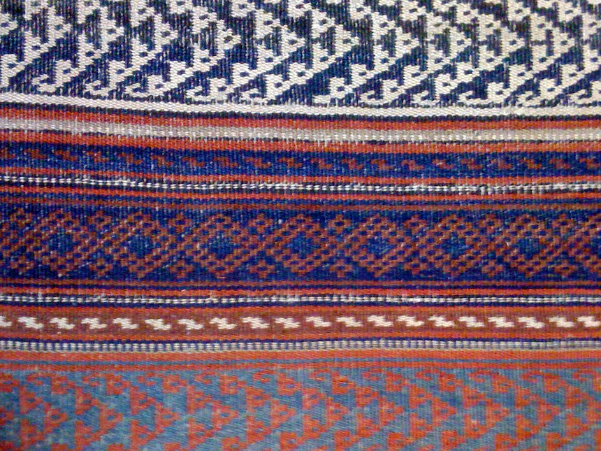伝統的な草木染めで、緻密なモチーフが織り込まれたオールドキリム