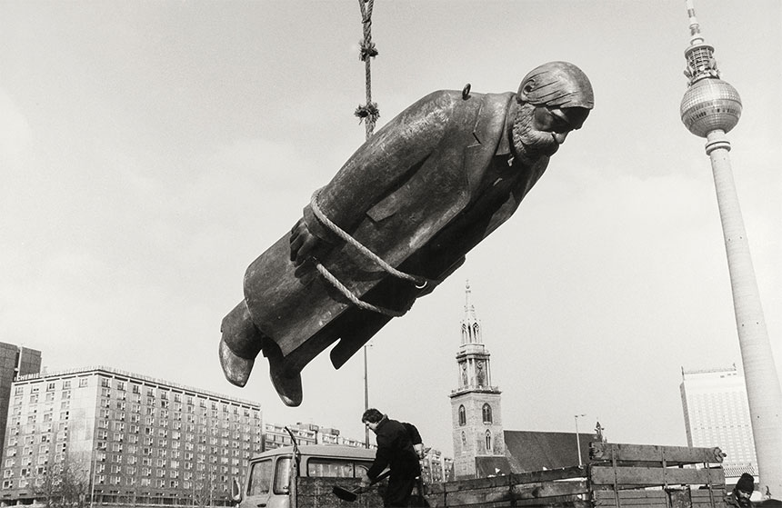 ジビレ・ベルゲマン《記念碑、ベルリン、1986年2月》1986年
© Estate Sibylle Bergemann. Courtesy Loock Galerie, Berlin
