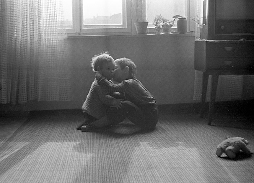 ブリギッテ・フォイクト《兄妹》1964年
© Estate Brigitte Voigt. Courtesy Loock Galerie, Berlin
