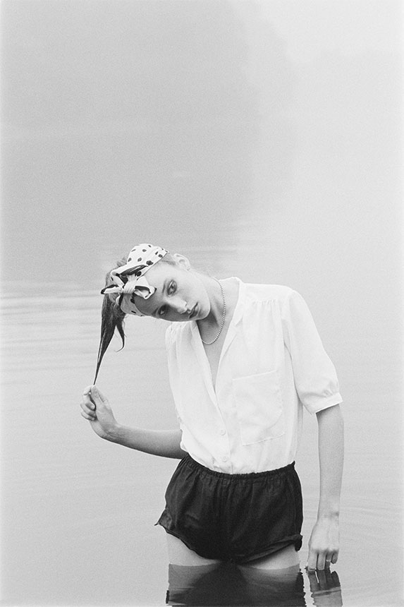 ウーテ・マーラー《モード写真：水中のユーリア、レーニッツ》1979/2025年
© Ute Mahler. Courtesy Loock Galerie, Berlin
