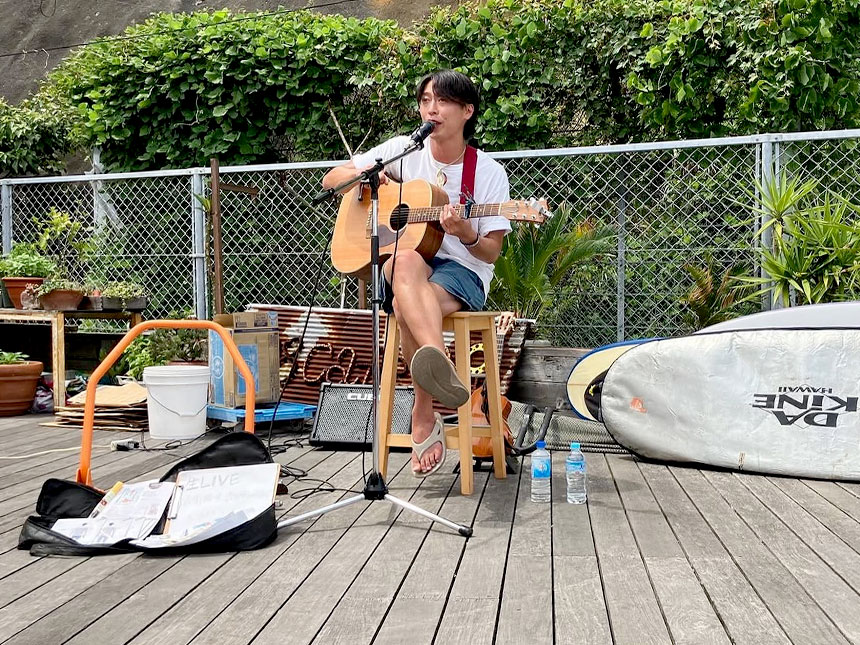 12:00頃よりLIVE！海にぴったりの爽やかな歌声を♪
