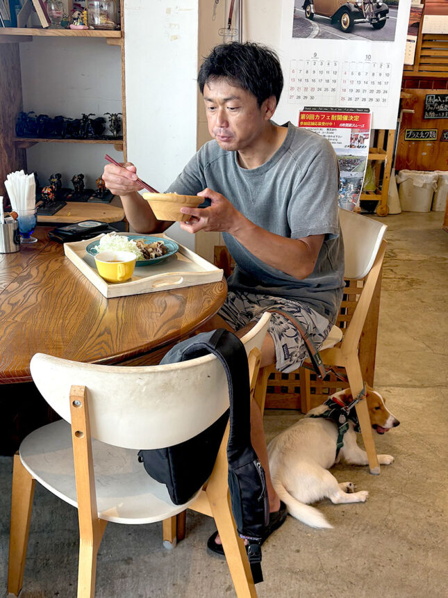 飼い主さんのランチ中は静かに待っていて、自然にわかりあっている姿がいいなぁ。（きっといつもの光景なのでしょうね。）
