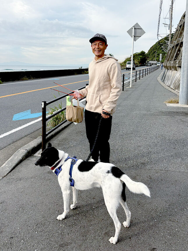 飼い主さんと毎月ビーチクリーンに参加しています。

